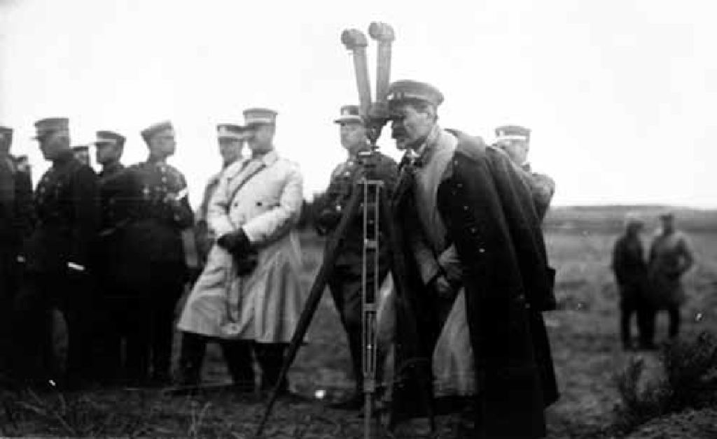 Lietuvos Respublikos Prezidentas ir karinė vadovybė stebi pratybas Varėnos poligone. 1930 m. rugpjūčio 14 d.